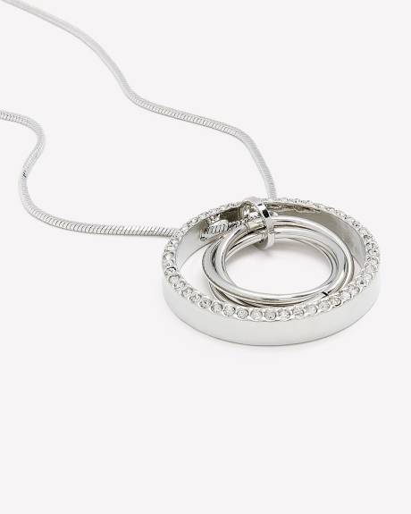 Collier long avec pendentifs en anneaux