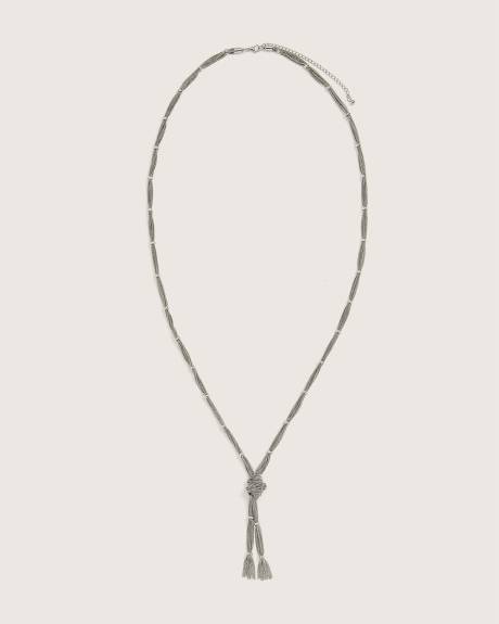 Long collier avec pendentif noué