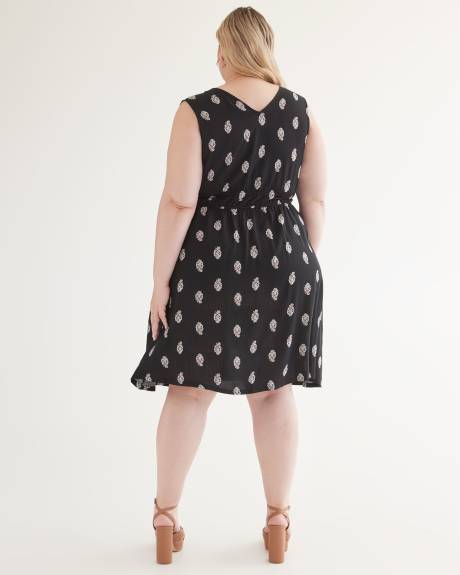 Robe boutonnée sans manches noire avec imprimé
