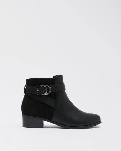 Bottes courtes noires avec lanière, pied très large