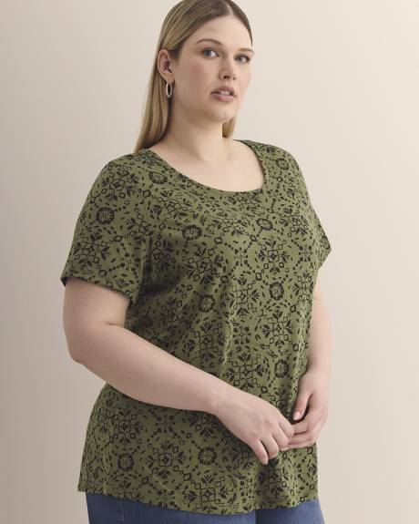 Printed Curvy-Fit Crewneck Tee - PENN. Essentials