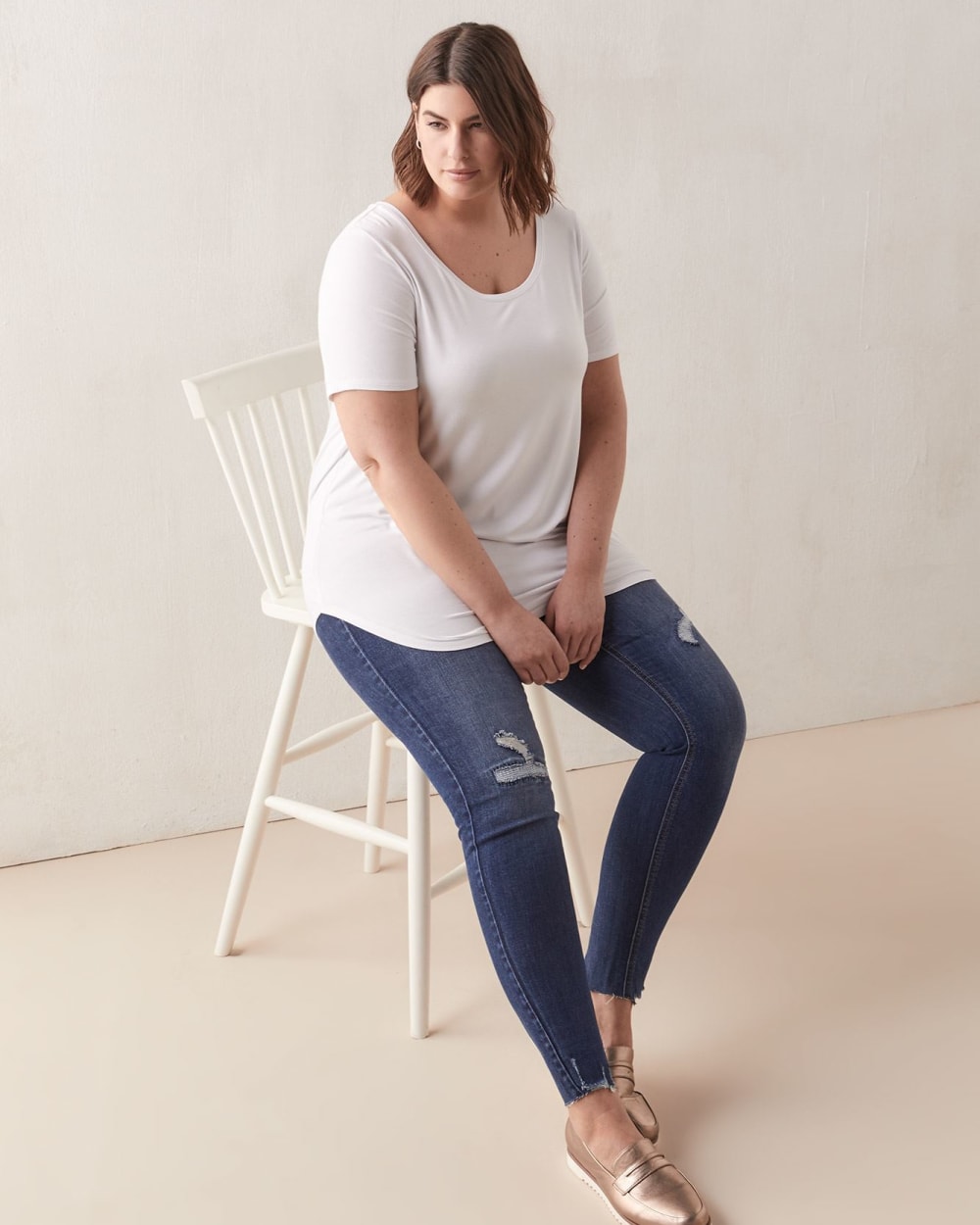 Modern Fit Solid Scoop Neck Tee - In Every Story