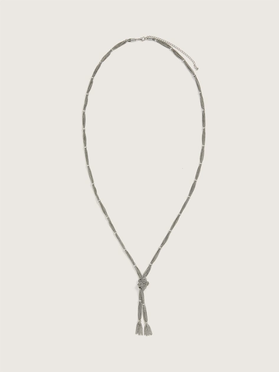 Long collier avec pendentif noué