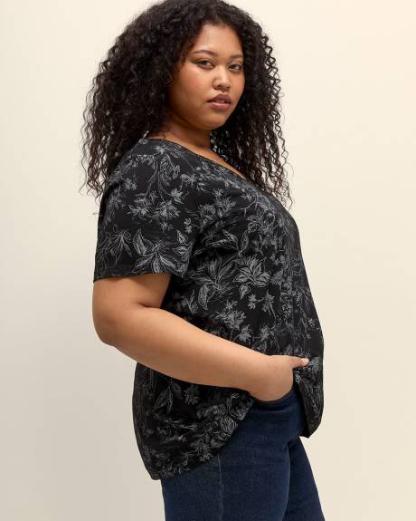 Boyfriend-Fit V-Neck Tee - PENN. Essentials