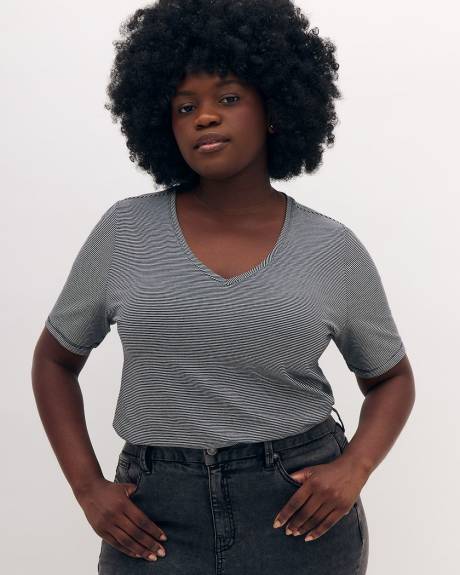 T-shirt encolure en V, coupe silhouette - Addition Elle - Essentiels PENN.