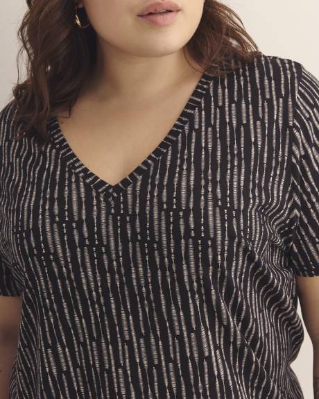 Boyfriend-Fit V-Neck Tee - PENN. Essentials