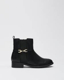 Bottes courtes noires avec boucle dorée, pied très large