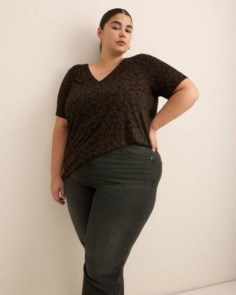 Modern-Fit Short-Sleeve V-Neck Tee - PENN. Essentials