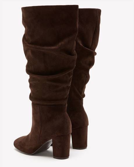 Botte haute plissée en microsuède marron avec talon haut et bout carré, pied très large