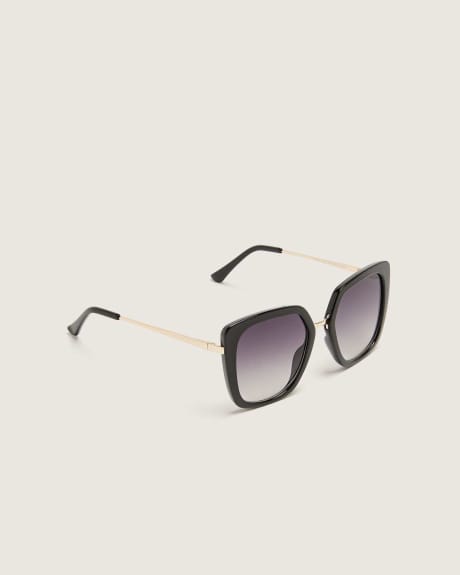 Oversized Plastic Sunglasses With Metal Temples - In Every Story