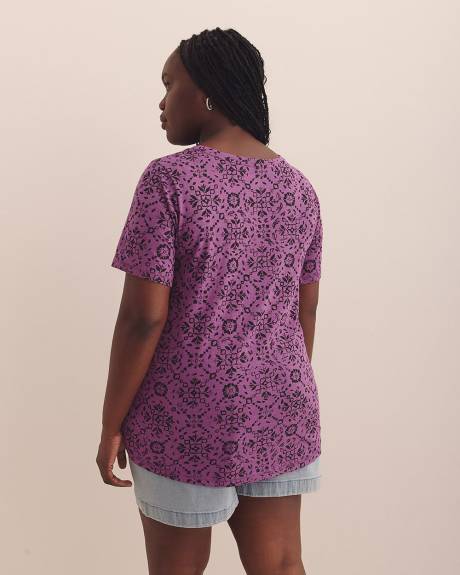 Printed Curvy-Fit Crewneck Tee - PENN. Essentials