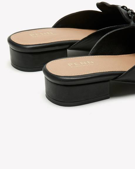 Flâneur-mule en cuir avec chaîne, pied très large