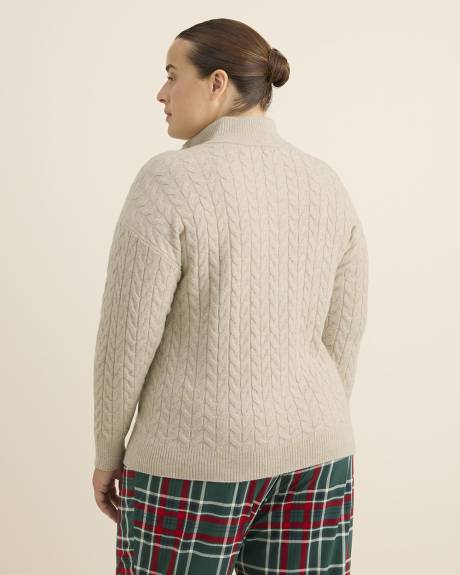 Pull en tricot &agrave; mailles torsad&eacute;es et col boutonn&eacute;