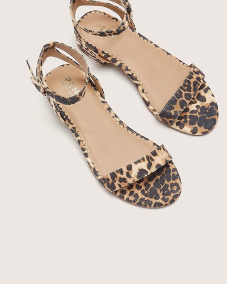 Sandale à motif léopard avec attache à la cheville, pied très large