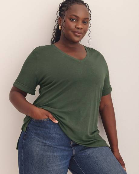 Boyfriend-Fit V-Neck T-Shirt - PENN. Essentials