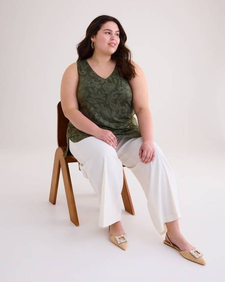 Modern-Fit Sleeveless V-Neck Tunic - PENN. Essentials
