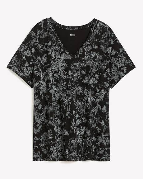 Boyfriend-Fit V-Neck Tee - PENN. Essentials