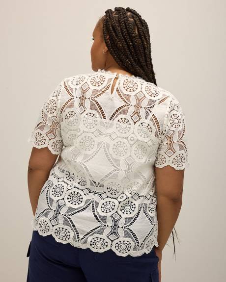 Blouse en crochet avec ourlet festonné
