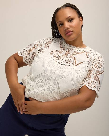 Blouse en crochet avec ourlet festonné