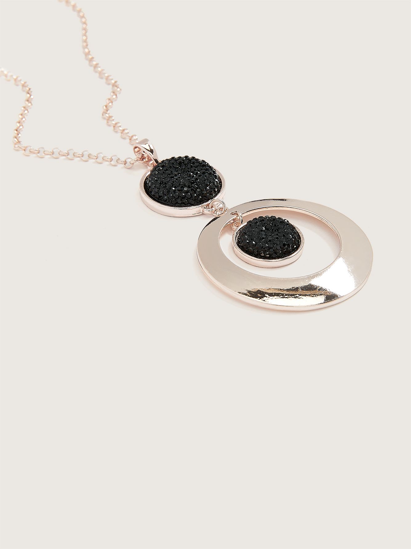 Chaîne torsadée avec pendentif orné de pierres rondes noires rugueuses