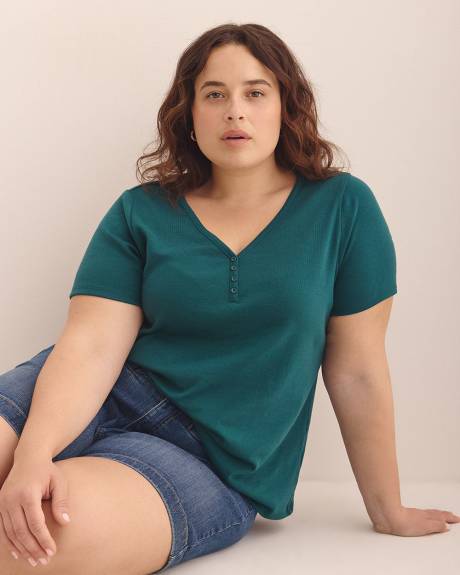 Girlfriend-Fit V-Neck Ribbed Tee - PENN. Essentials