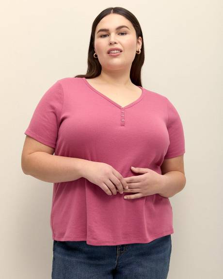 Girlfriend-Fit Tee with Buttons - PENN. Essentials
