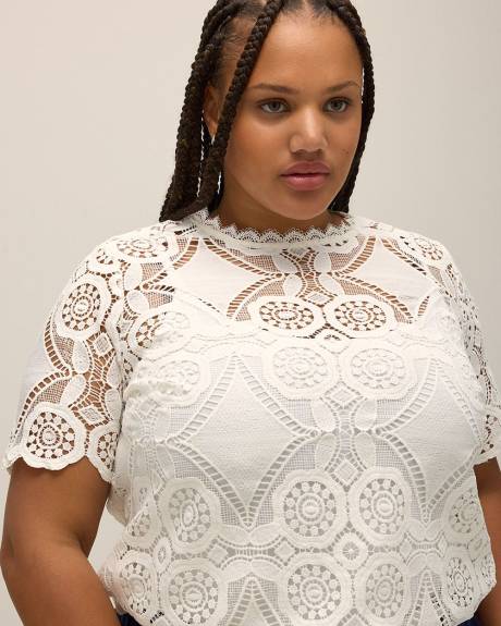 Blouse en crochet avec ourlet festonné