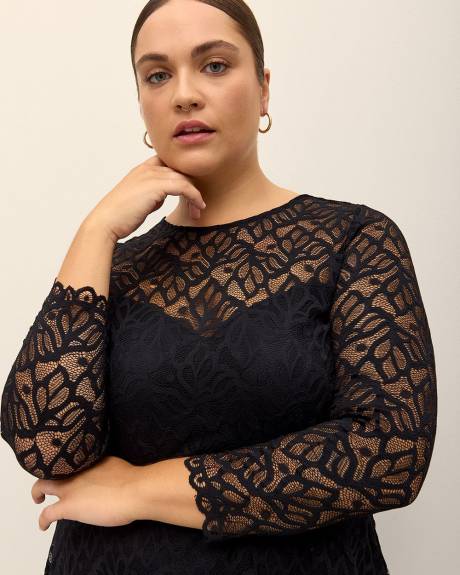 Robe en dentelle à manches longues