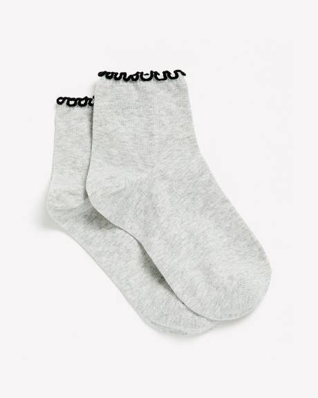 Lettuce-Edge Ankle Socks with Contrast Stitch