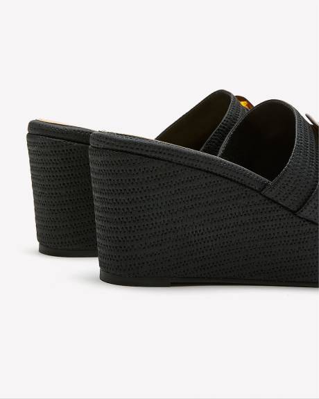 Sandale plateforme noire à talon compensé avec boucle décorative, pied très large