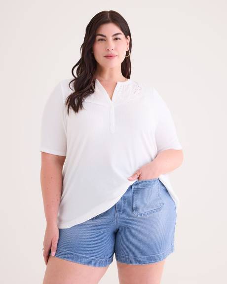 Haut mode en tricot avec encolure fendue brodée