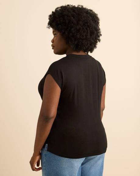 T-shirt &agrave; encolure en V, coupe moderne - Addition Elle