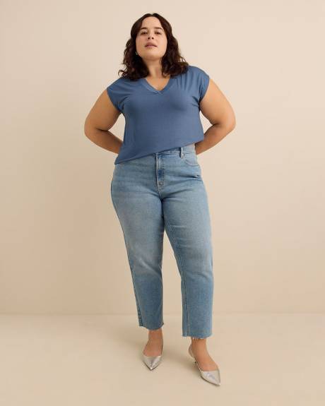 T-shirt &agrave; encolure en V, coupe moderne - Addition Elle