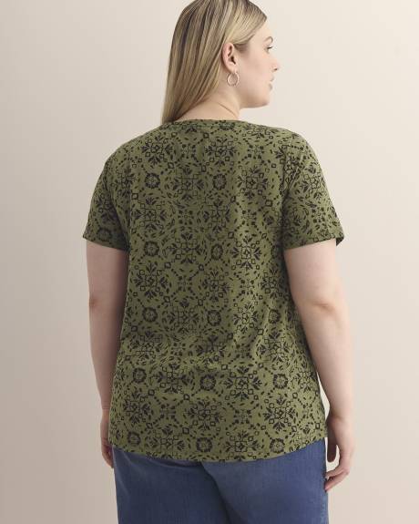 Printed Curvy-Fit Crewneck Tee - PENN. Essentials