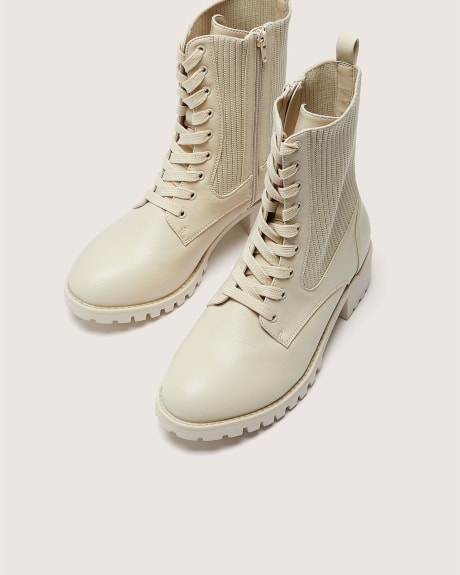 Bottine de combat avec élastique, pied très large