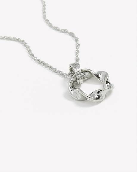Collier argenté court avec anneau torsadé