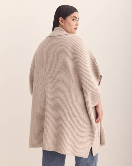 Cape en tricot côtelé épais avec poches