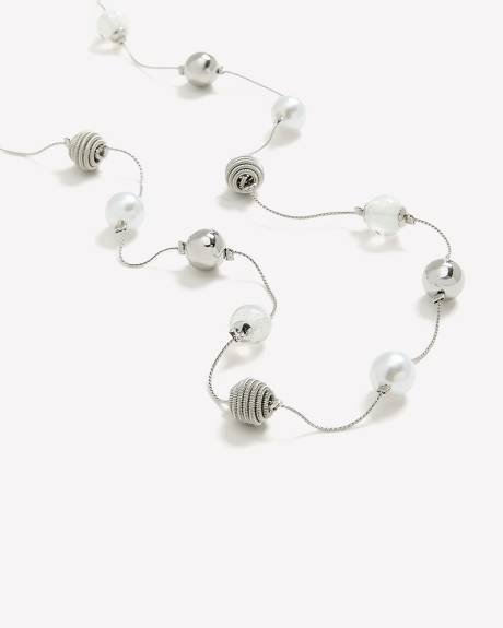 Collier long avec perles et billes alternées