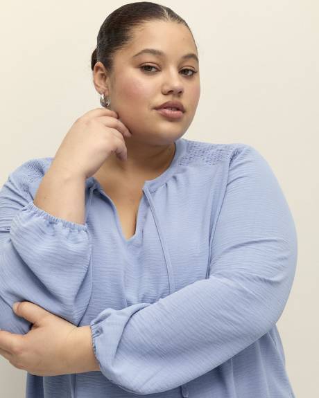Blouse avec col fendu et smocks aux épaules