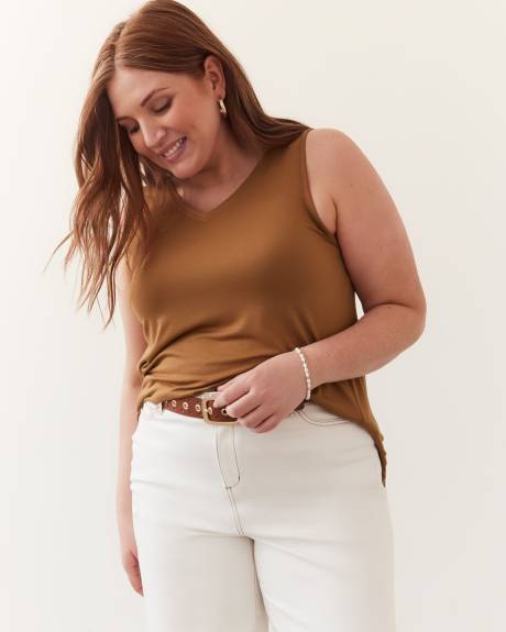 Modern-Fit Sleeveless V-Neck Tunic