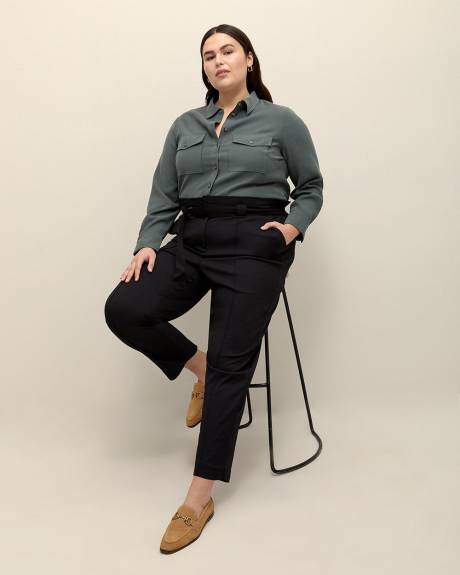 Pantalon à taille froncée et jambe fuselée