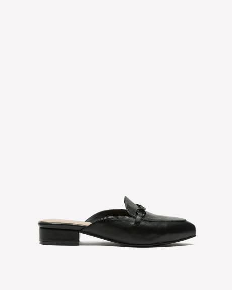 Flâneur-mule en cuir avec chaîne, pied très large