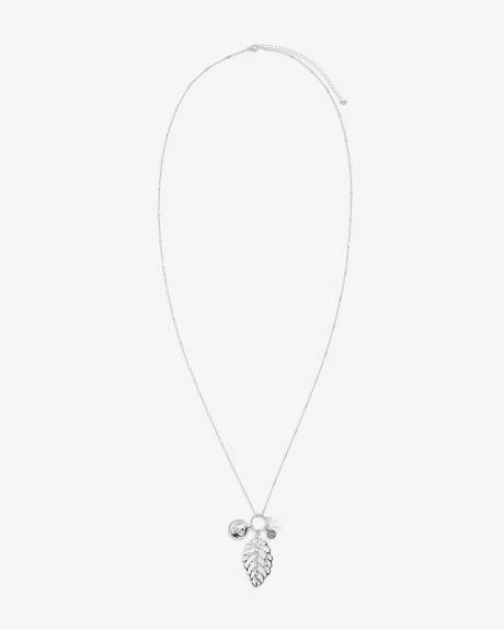Collier long argenté avec pendentifs