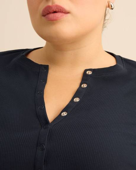 Haut c&ocirc;tel&eacute; &agrave; manches longues et col Henley