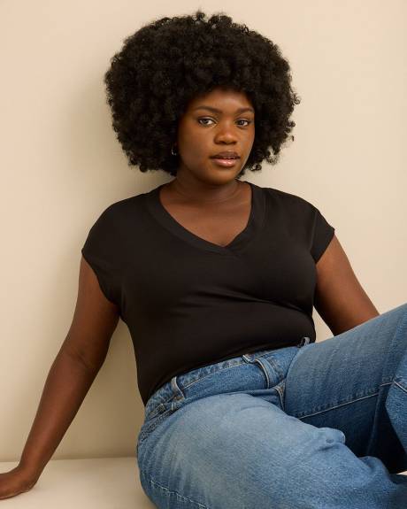 T-shirt &agrave; encolure en V, coupe moderne - Addition Elle