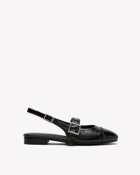 Chaussure à bride avec courroie et boucle, pied très large