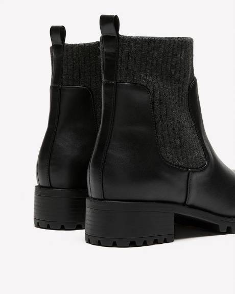 Bottillon à talon noir avec collet en tricot, pied très large