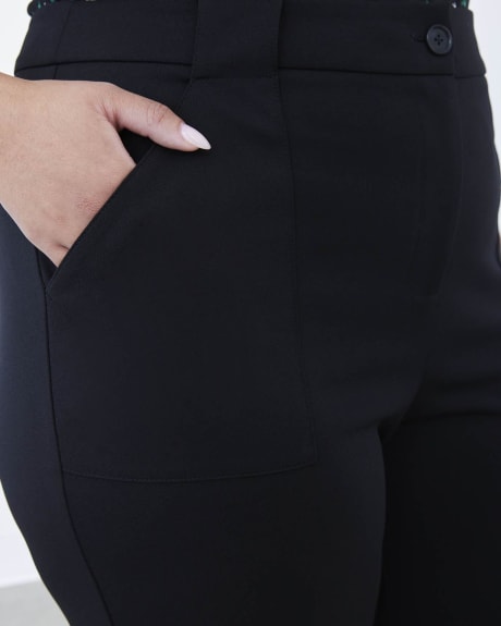 Pantalon noir avec jambe droite