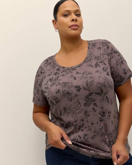 Printed Curvy-Fit Crewneck Tee - PENN. Essentials