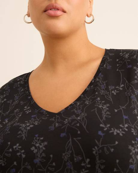 Modern-Fit Short-Sleeve V-Neck Tee - PENN. Essentials